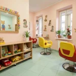 Intérieur d'un salon de coiffure pour enfants avec fauteuils en forme de voiture et décoration murale colorée aux motifs animaux