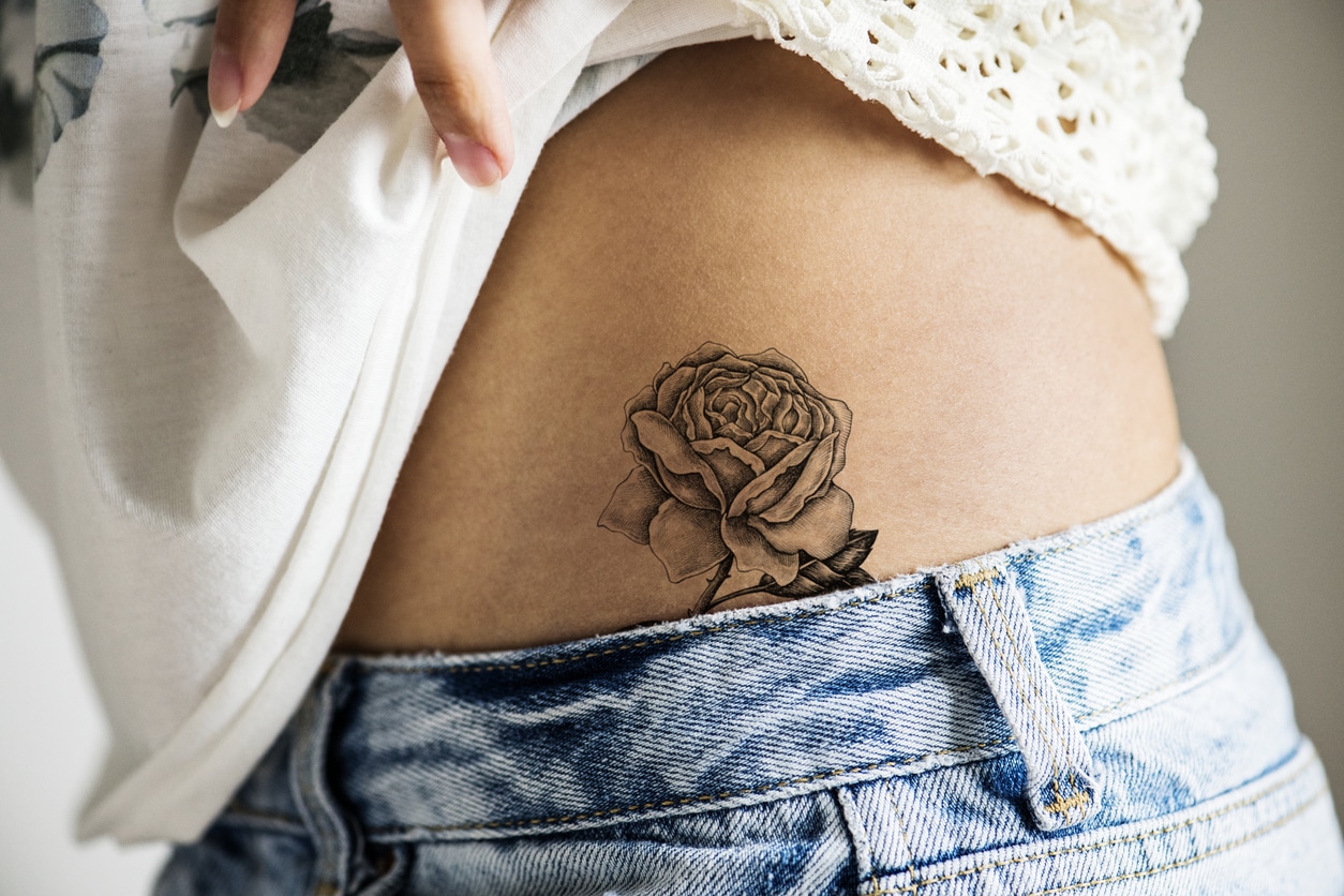 tatouage ventre femme 