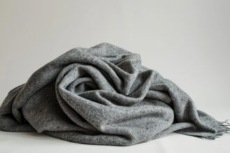 Tendance hivernale : l’écharpe en cachemire, le must-have de la saison